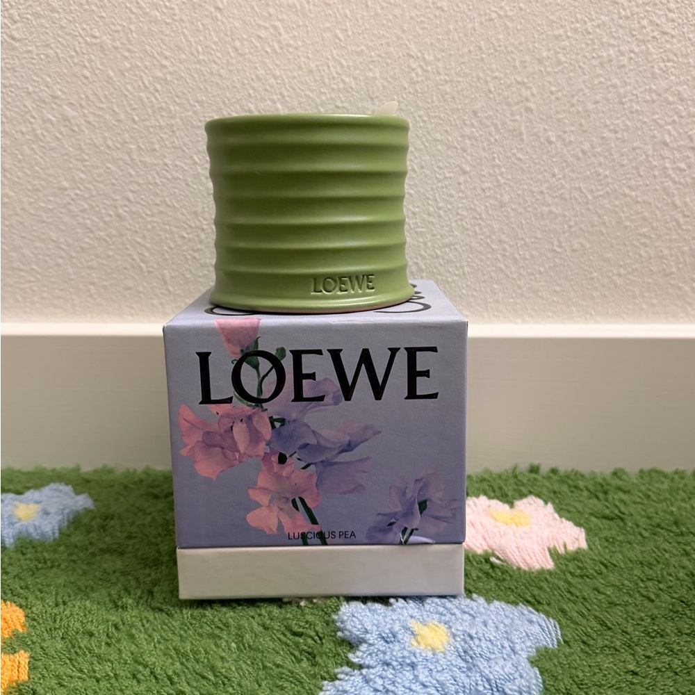 Loewe Green Candle with Floral Box